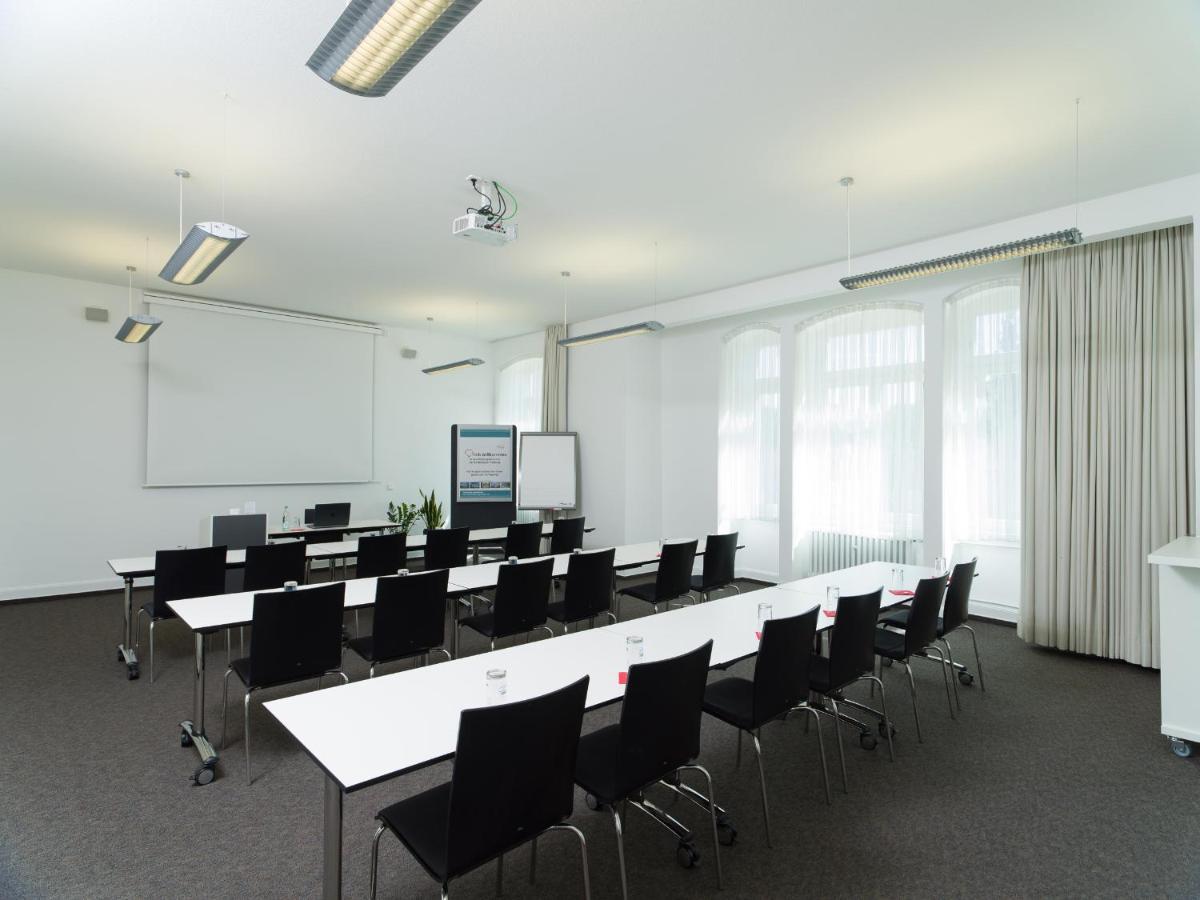 ホテル Bildungshaus St. Bernhard - Wohnen Und Tagen ラシュタット エクステリア 写真