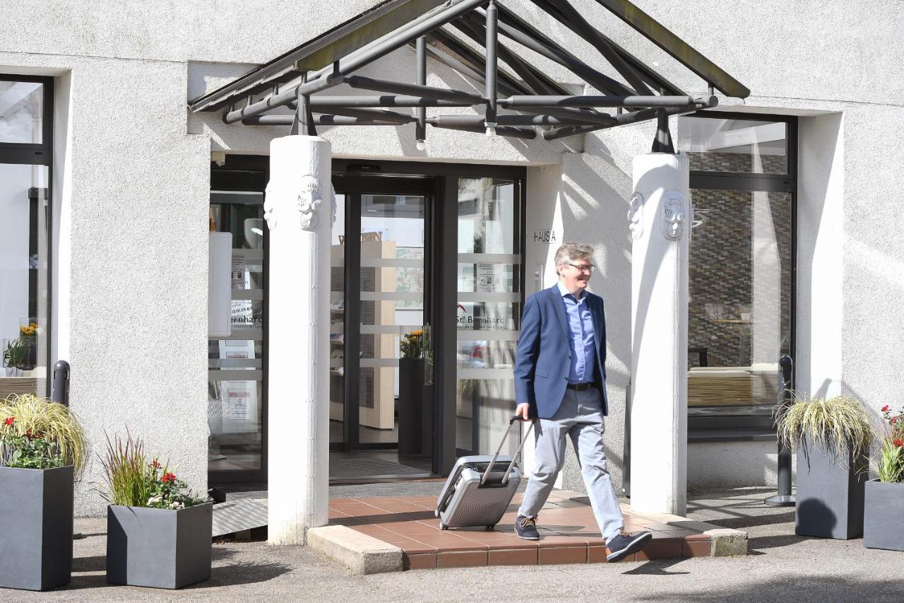 ホテル Bildungshaus St. Bernhard - Wohnen Und Tagen ラシュタット エクステリア 写真