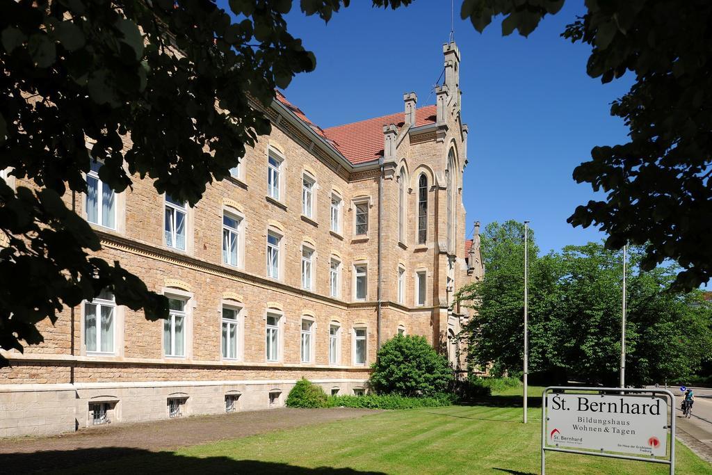 ホテル Bildungshaus St. Bernhard - Wohnen Und Tagen ラシュタット エクステリア 写真