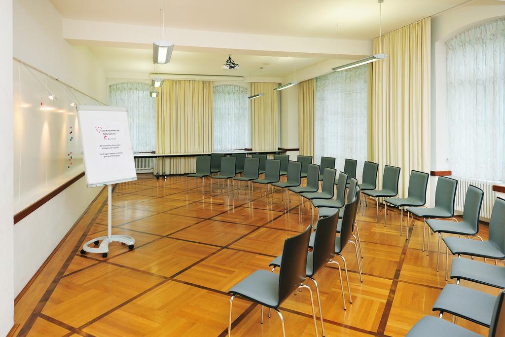 ホテル Bildungshaus St. Bernhard - Wohnen Und Tagen ラシュタット エクステリア 写真