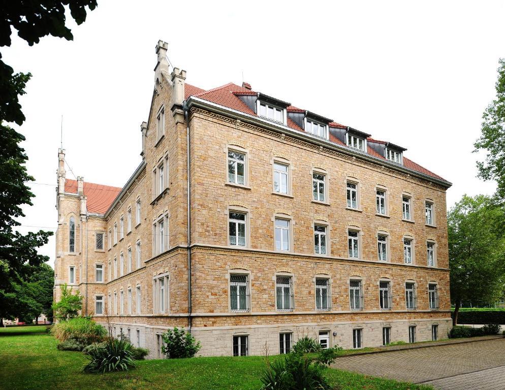 ホテル Bildungshaus St. Bernhard - Wohnen Und Tagen ラシュタット エクステリア 写真